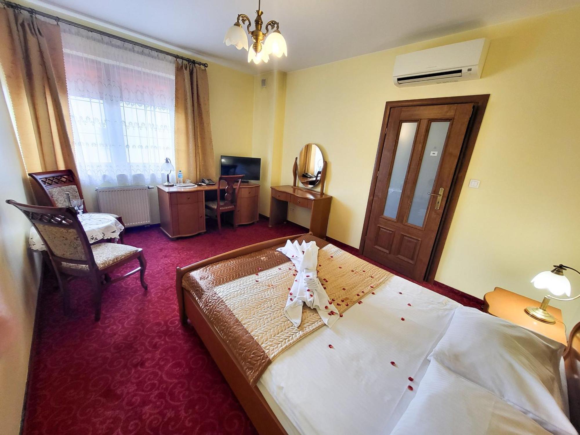 Hotel Hesperus Międzyrzec Podlaski Buitenkant foto